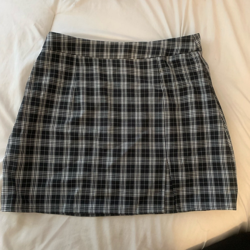 Black and white plaid skirt 🖤🤍